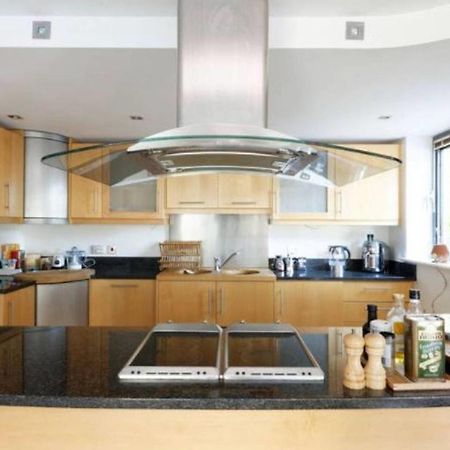 לונדון Peaceful Modern 2 Bedroom Flat With Water Views מראה חיצוני תמונה