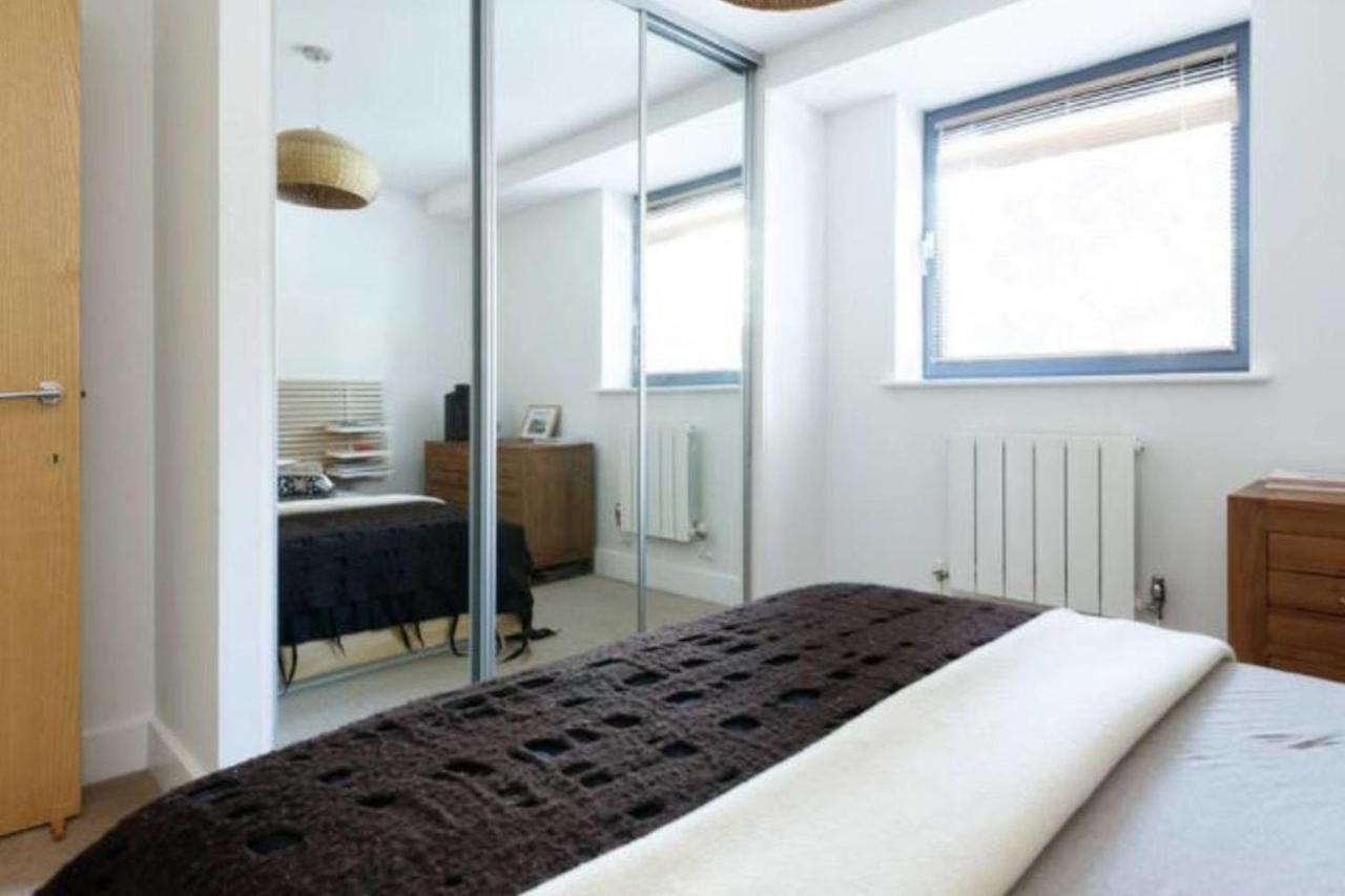 לונדון Peaceful Modern 2 Bedroom Flat With Water Views מראה חיצוני תמונה