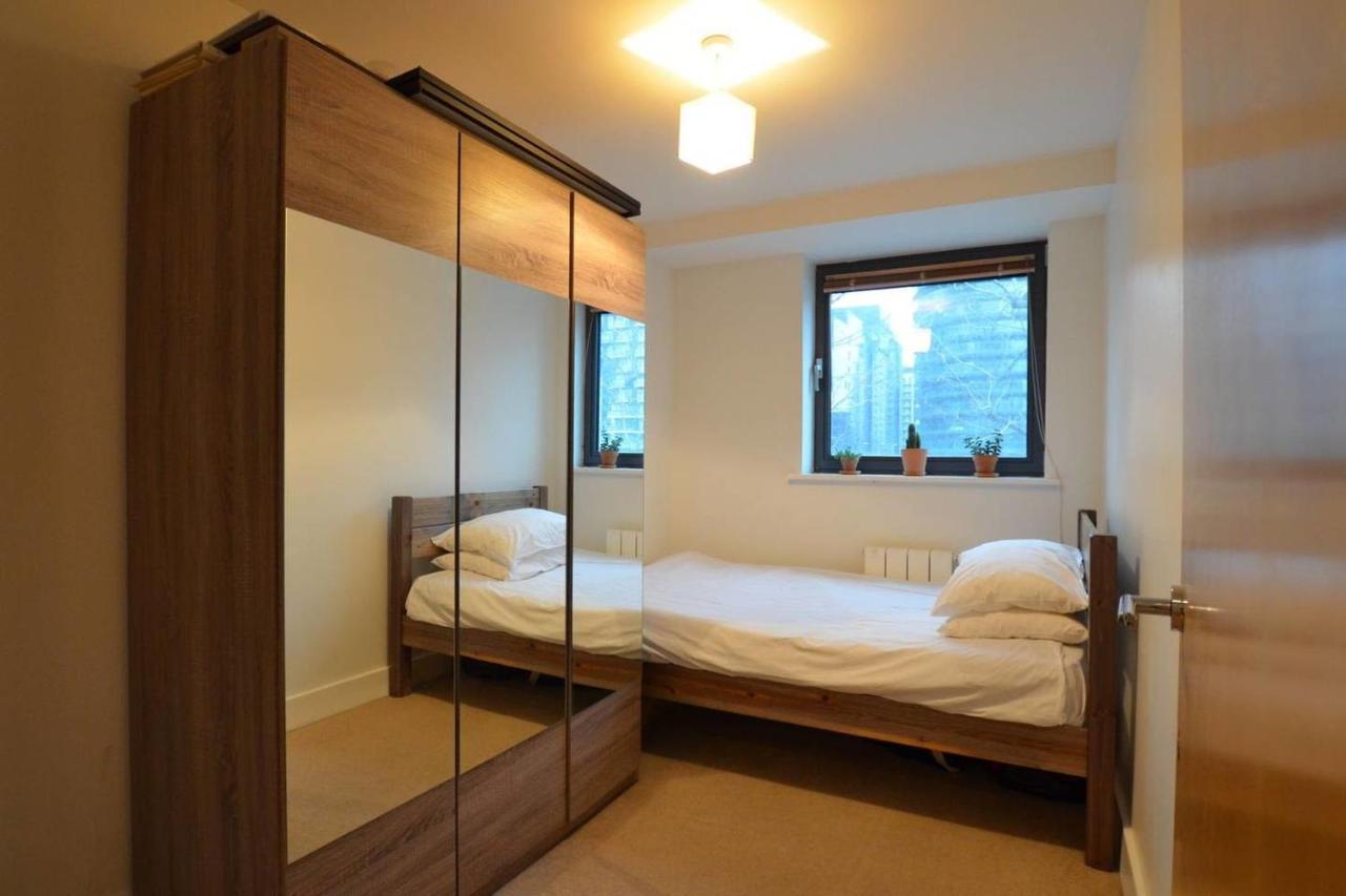 לונדון Peaceful Modern 2 Bedroom Flat With Water Views מראה חיצוני תמונה