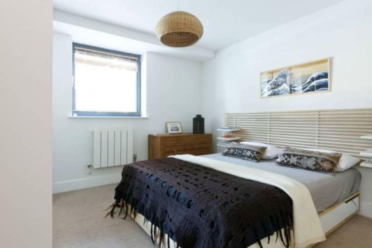 לונדון Peaceful Modern 2 Bedroom Flat With Water Views מראה חיצוני תמונה